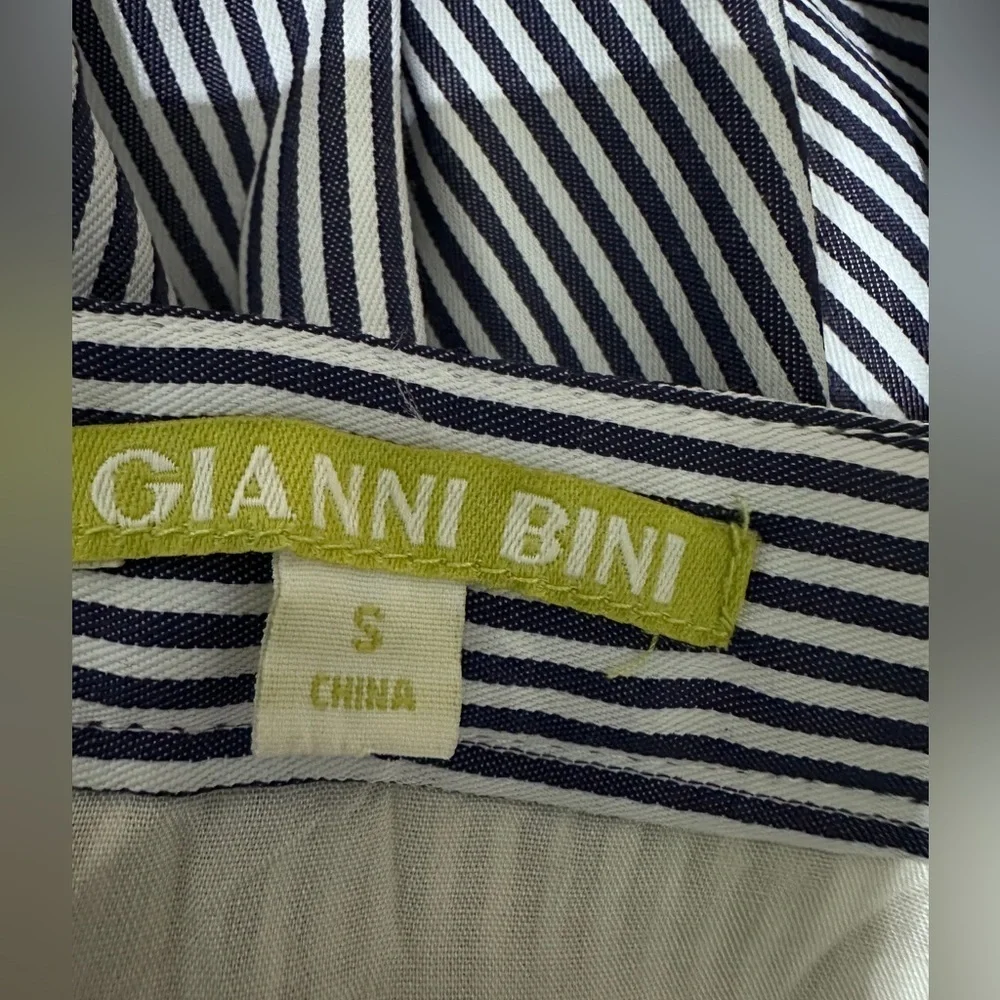 🛍️ Gianni Bini white blue striped wrap style skirt with zipper closure.